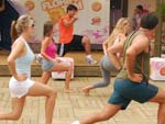 O professor props exerccios para as pernas