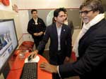Ator de Bollywood, Amitabh Bachchan (D) no estande da Google no frum econmico social 