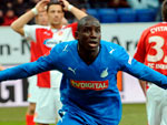 Hoffenheim 2x0 Energie Cottbus - O jogador Demba Ba comemora o gol do Hoffenheim contra o Energie Cottbus. A vitria devolve a liderana para a equipe