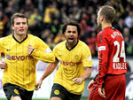 Borussia Dortmund 1x1 Bayer Leverkusen - Em Dortmund, o Borussia, do brasileiro Felipe Santana, recebeu o Bayer Leverkusen, de Renato Augusto. Na foto, Alexander Frei e Patrick Owomoyela comemoram o gol do Borussia