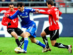 Hannover 96 1x0 Schalke 04 - Os jogadores do Hannover, Sergio Pinto e Hanno Balitsch, apertam a marcao sobre Halil Altintop, do Schalke
