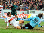 Stuttgart 2x0 Borussia Mnchengladbach - Mario Gmez, do Stuttgart, tenta marcar mas esbarra no goleiro do Borussia, Logan Bailly