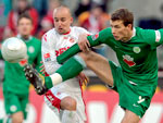 FC Kln 1x1 Wolfsburg - Em Colnia, o Wolfsburg empatou com o time da casa. Na foto, Miso Brecko, do FC Kln, disputa a bola com Edin Dzeko, do Wolfsburg