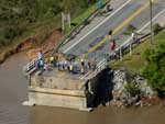 As guas levaram a ponte sobre o Arroio Fragata e interditaram a rodovia federal na altura do km 528, dificultando o acesso a Jaguaro e ao Uruguai