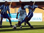 Davi, do Ava,  barrado pelo jogador do Peixe