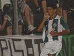 Allisson, de chuteiras amarelas, marcou no finalzinho do segundo tempo