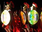 Cantores l�ricos, m�sicos, atores, dan�arinos e alegorias gigantes contam a hist�ria do vinho na humanidade
