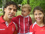 Carolina e Lorenzo Benetti com o dolo Bolvar, em Iju, antes do jogo So Luiz x Inter