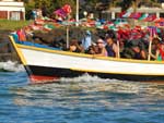 Por cerca de duas horas, pescadores e devotos da protetora foram guiados pela imagem da padroeira