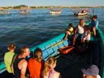O tempo firme e o mar calmo permitiram que as mais de 20 embarcaes fizessem uma bela procisso martima em homenagem a Nossa Senhora dos Navegantes