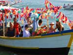 Por cerca de duas horas, pescadores e devotos da protetora foram guiados pela imagem da padroeira