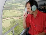 Representante da prefeitura de Morro Redondo, Rui Brizolara sobrevoou a regio de helicptero da PRF para ver os estragos no municpio