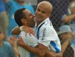 Marques comemora com o lateral-direito Ruy