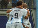 Jogadores festejam segundo gol
