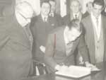 Em solenidade de 1965, o ento deputado estadual Cndido Norberto assina documento ao lado do governador Ildo Meneghetti