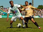 Felipe Oliveira, do Metr, deu bastante trabalho para a zaga do Figueira. Na foto, ele  marcado por Rgis, que fez sua estria pelo alvinegro