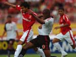 Atacante Nilmar luta contra o jogador do Sapucaiense