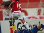 Alex recebe na pequena rea e manda a bomba, que explode no peito do goleiro Leonardo