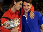 Depois de falar, Federer  abraado por Nadal