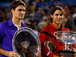 Federer (E) e Nadal posam com os trofeus