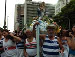 A Santa  acompanhada por 30 remadores no barco Almirante Saldanha da Gama