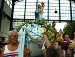 Fiis carregam a imagem de Nossa Senhora dos Navegantes