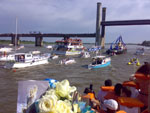 Barcos cruzam a ponte do Guaba para atracar no cais da zona norte da Capital