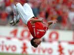 A cambalhota ao comemorar gol: marca registrada de Alex