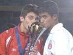 Alex (E) e Adriano Gabiru beijam o histrico trofu de campeo mundial, em 2006