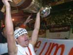 Mas em 2006 no teve jeito: Inter campeo da Libertadores. Alex levanta a taa no Beira-Rio aps empate com o So Paulo em 2 a 2
