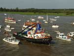 Barcos acompanham a imagem da Santa na procisso fluvial