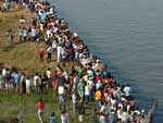 Centenas de pessoas seguiram as embarcaes pelas margens e sobre a ponte do Guaba