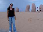 &quot;Um local de visita obrigatria em Punta Del Este: a famosa escultura da “mo enterrada” de Mario Irarrazabal, na Praia Brava&quot;