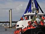 O retorno da tradio fluvial na celebrao de Navegantes reuniu milhares de pessoas