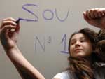 Primeira colocada na Universidade Federal do Paran (UFPR). &quot;Eu at acreditava que seria aprovada, mas no esperava ficar na primeira colocao&quot;, conta Bruna Halila Morrone, 17 anos