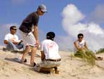 O tricampeo mundial de sandboard Digicomo Dias ensinou tcnicas do esporte