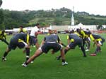 Os jogadores fazem um aquecimento antes do jogo-treino