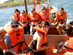 Os aventureiros chegaram na Ilha do Campeche de barco
