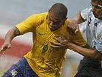 Choveu forte durante o jogo todo. Walter (foto) tenta dominar a bola com dificuldade