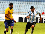 O colorado Sandro atento na marcao ao argentino Eduardo Salvio