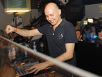 Deep Josh apresentou uma mistura de black music e eletrnico, que ele chama de Pumpin Soulful Vocal House