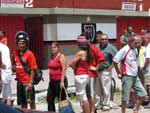 Movimentao de torcedores na entrada do Bento Freitas
