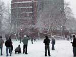 &quot;Os alunos da Universidade de Leicester fizeram guerra de bolas de neve. Ao fundo, o Departamento de Engenharia&quot;