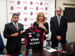 O presidente do Brasil-Pe, Helder Lopes apresenta a camisa Xavante com o novo patrocinador. A operadora de telefnia, Vivo