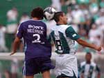 Alan, camisa oito do Juventude, disputa a bola