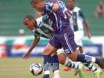 Francismar, do Juventude, em lance de forte marcao na partida
