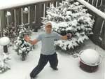 Juliano no seu quintal, enfrentando neve e frio acompanhado do bom e tradicional chimarro