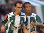 Dirley (E) e Da Silva comemoram com Cris (C), autor do gol de empate do Juventude