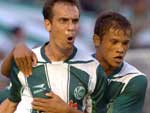 Da Silva abraa o jogador Cris, autor do gol do Juventude