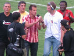 O tcnico Dunga concedeu entrevista no gramado do Bento Freitas, antes do comeo do jogo